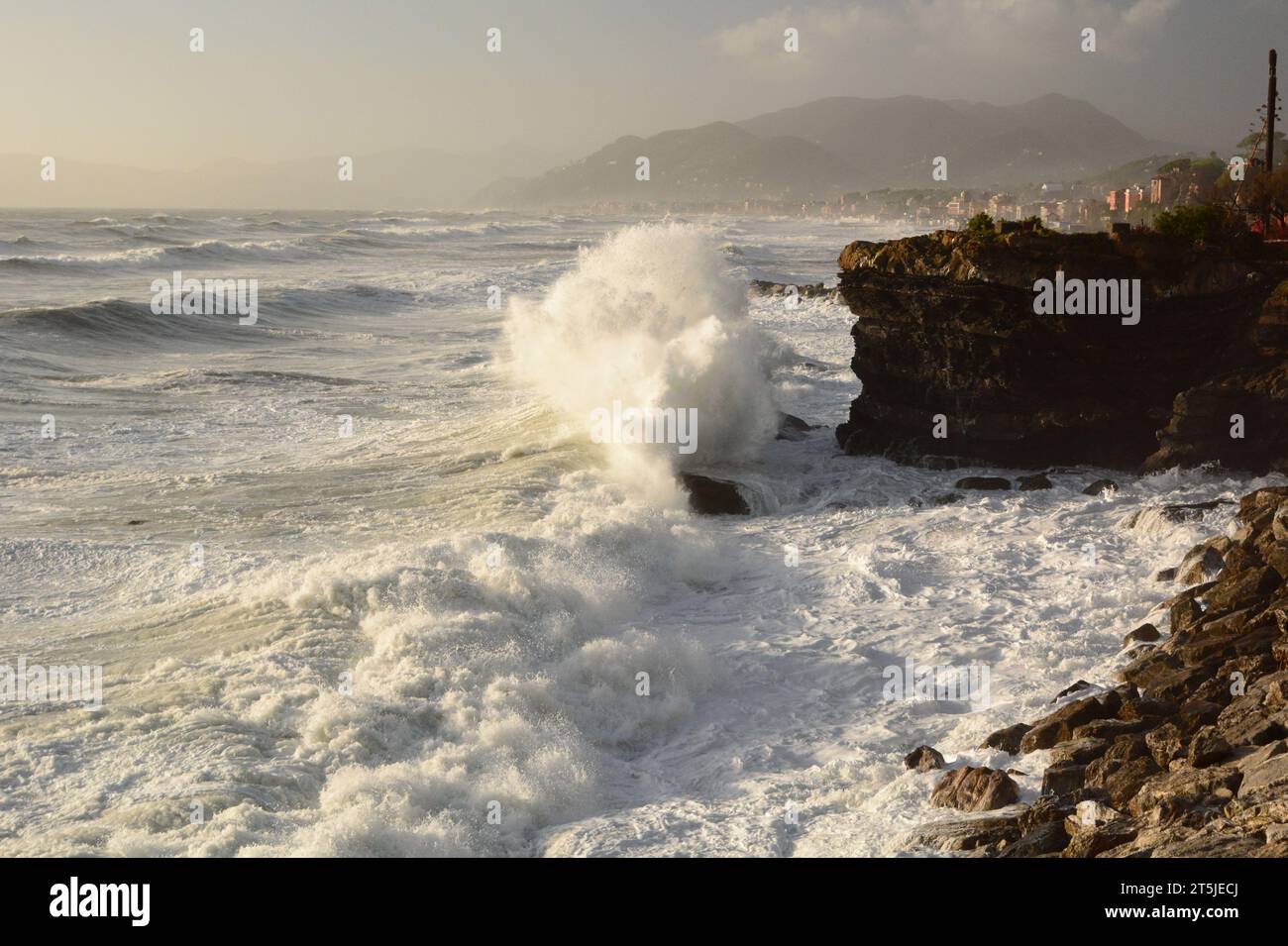 Raues Meer im Winter. Cavi di Lavagna. Tigullio Golf. Provinz Genua. Ligurien. Italien Stockfoto