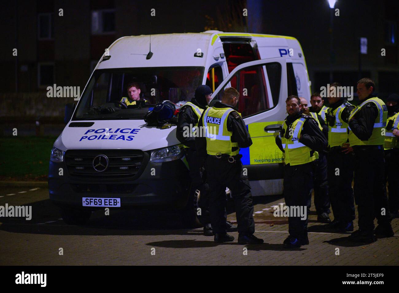 Edinburgh Schottland, Vereinigtes Königreich 05. November 2023. Polizei in der Nähe von Niddrie nach Berichten von Feuerwerkskrankheiten. Credit sst/alamy Live News Stockfoto