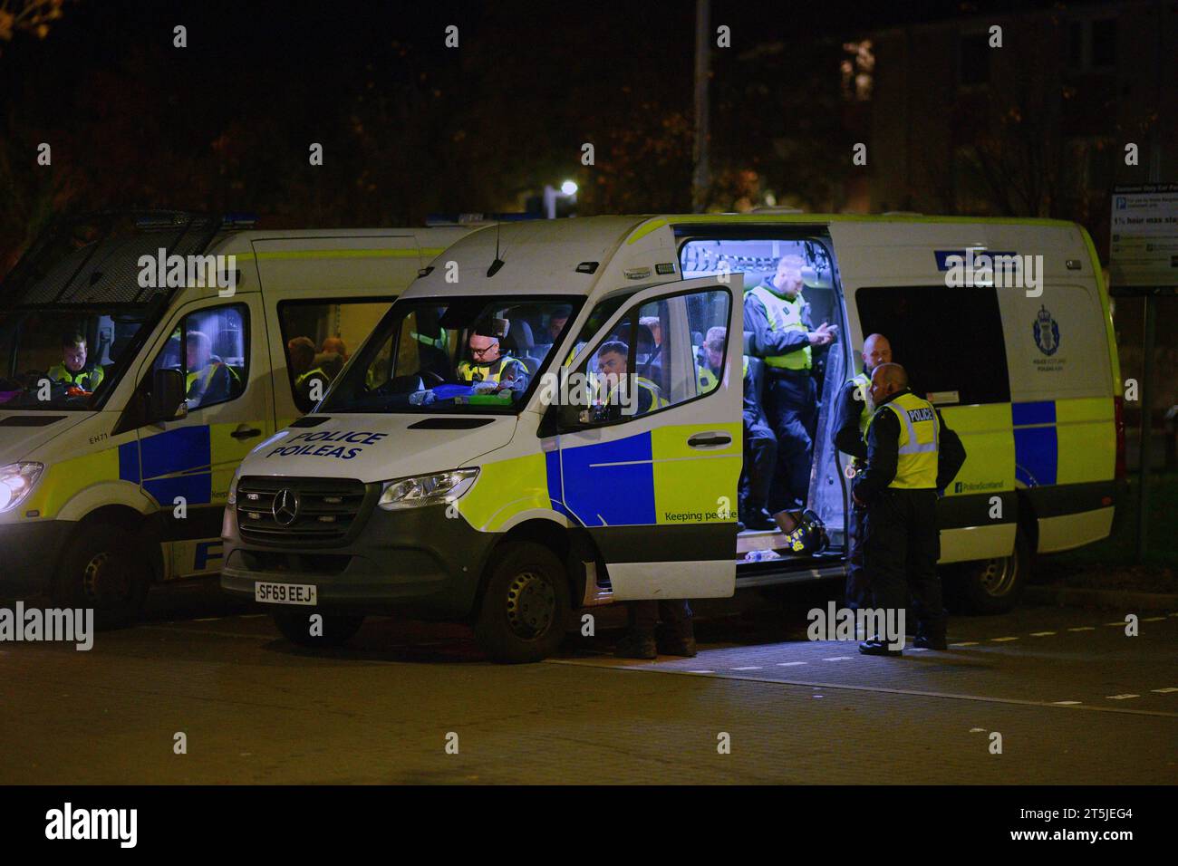 Edinburgh Schottland, Vereinigtes Königreich 05. November 2023. Polizei in der Nähe von Niddrie nach Berichten von Feuerwerkskrankheiten. Credit sst/alamy Live News Stockfoto