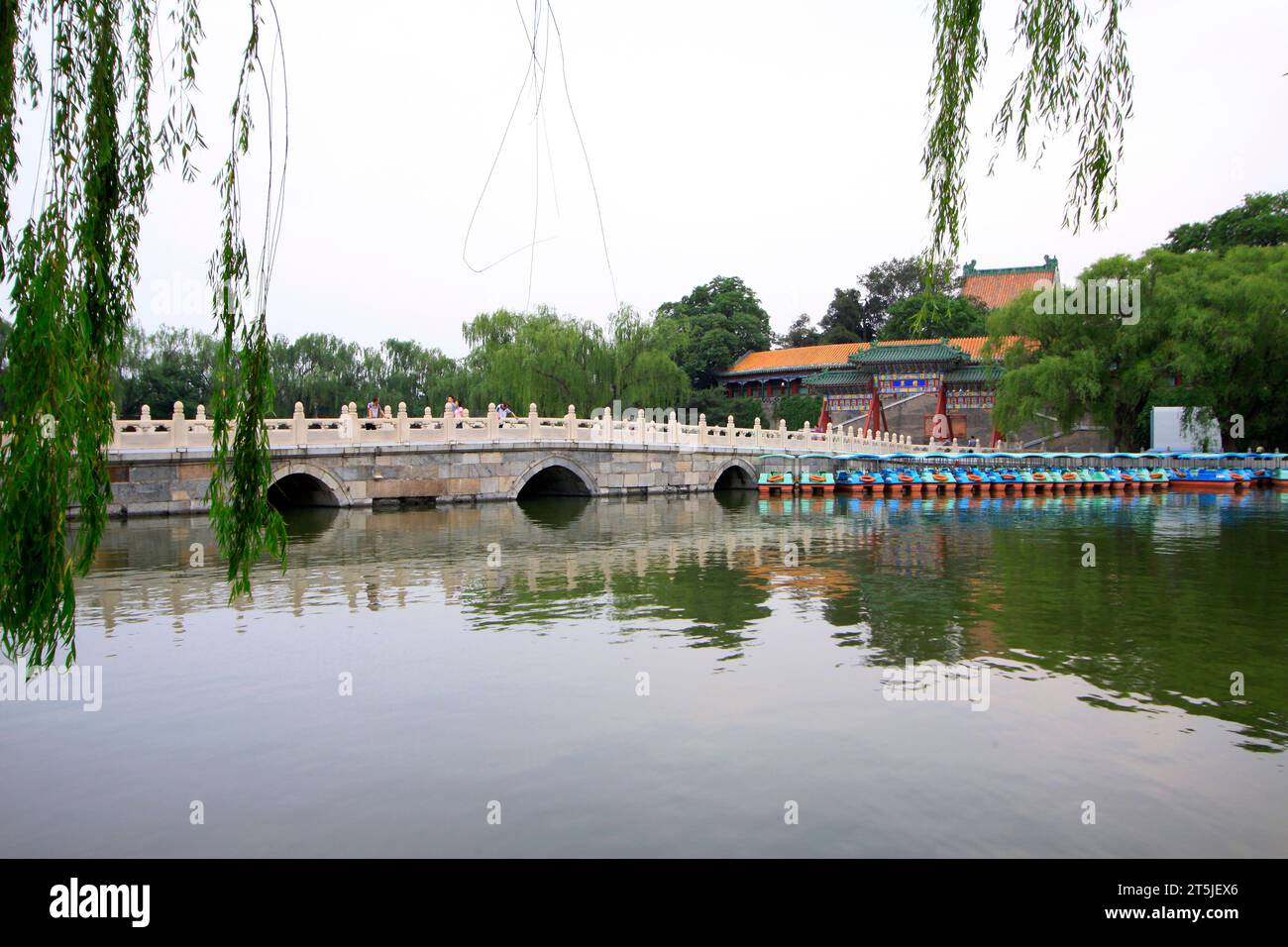 PEKING - 23. MAI: Traditionelle chinesische Steinbrückenbaulandschaft im Beihai Park, am 23. Mai 2014 in Peking, China Stockfoto