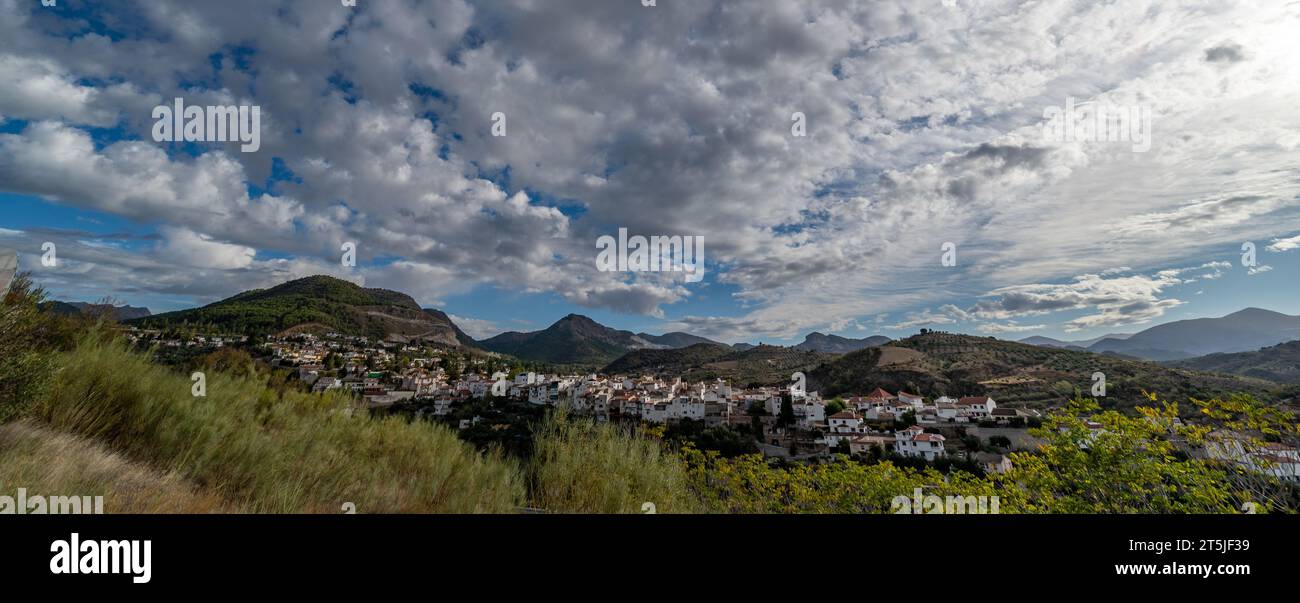 Panoramablick auf die Stadt Granada Huétor-Santillan (Spanien) mit ihren weißen Häusern zwischen Bergen an einem bewölkten Herbstmorgen Stockfoto