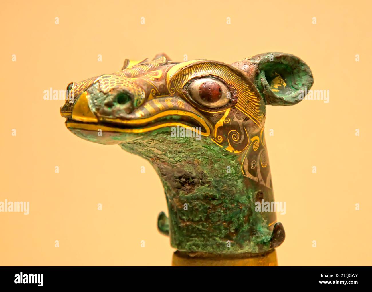 PEKING, CHINA - WARRING STATES PERIOD (403-221 v. Chr.) : Rossekopf-förmiges Bronze-Chariot-Ornament mit Gold eingelegt, Warring States period (403-221 v. Chr.), Co Stockfoto