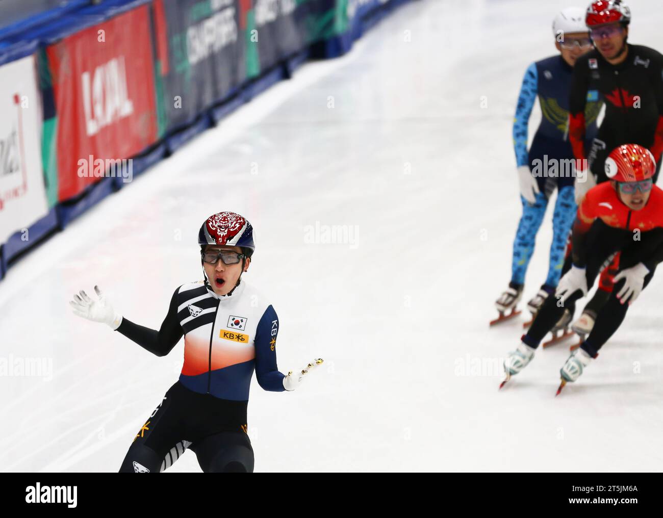 Laval, Quebec, Kanada. November 2023. Zum ersten Mal in der Geschichte trafen sich die schnellsten Skater der Welt am Place Bell in Laval, Kanada, zu den ISU Four Continents Short Track Championships. (Kreditbild: © Serkan Senturk/ZUMA Press Wire) NUR REDAKTIONELLE VERWENDUNG! Nicht für kommerzielle ZWECKE! Quelle: ZUMA Press, Inc./Alamy Live News Stockfoto