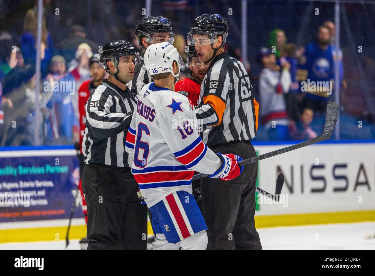Rochester, New York, USA. Oktober 2023. Schiedsrichter Liam Maaskant (62) bricht in einem Spiel zwischen den Rochester Amerikanern und den Florida Panthers eine Auseinandersetzung in der dritten Periode auf. Die Rochester Americans veranstalteten die Charlotte Checkers in einem Spiel der American Hockey League in der Blue Cross Arena in Rochester, New York. (Jonathan Tenca/CSM). Quelle: csm/Alamy Live News Stockfoto