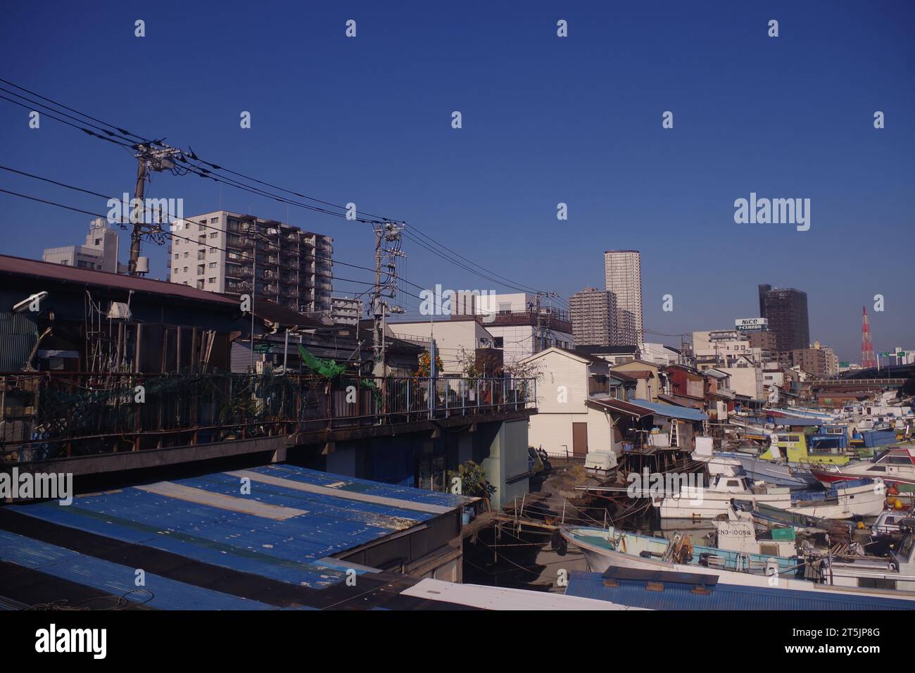 Fischboote in Koyasuhama, Präfektur Kanagawa, Japan Stockfoto