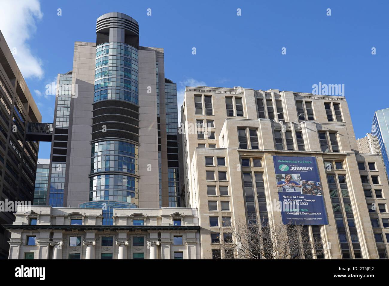 Princess Margaret Hospital, eine der führenden Krebsbehandlungseinrichtungen Kanadas, mit einem modernen Gebäude auf einem alten barocken Bürogebäude Stockfoto