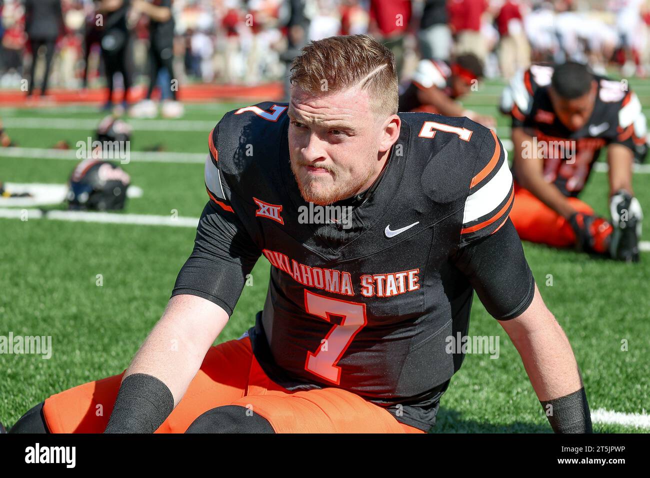 Stillwater, OK, USA. November 2023. Der Quarterback der Oklahoma State Cowboys Alan Bowman (7), vor einem Fußballspiel zwischen den Oklahoma Sooners und den Oklahoma State Cowboys im Boone Pickens Stadium in Stillwater, OK. Gray Siegel/CSM/Alamy Live News Stockfoto