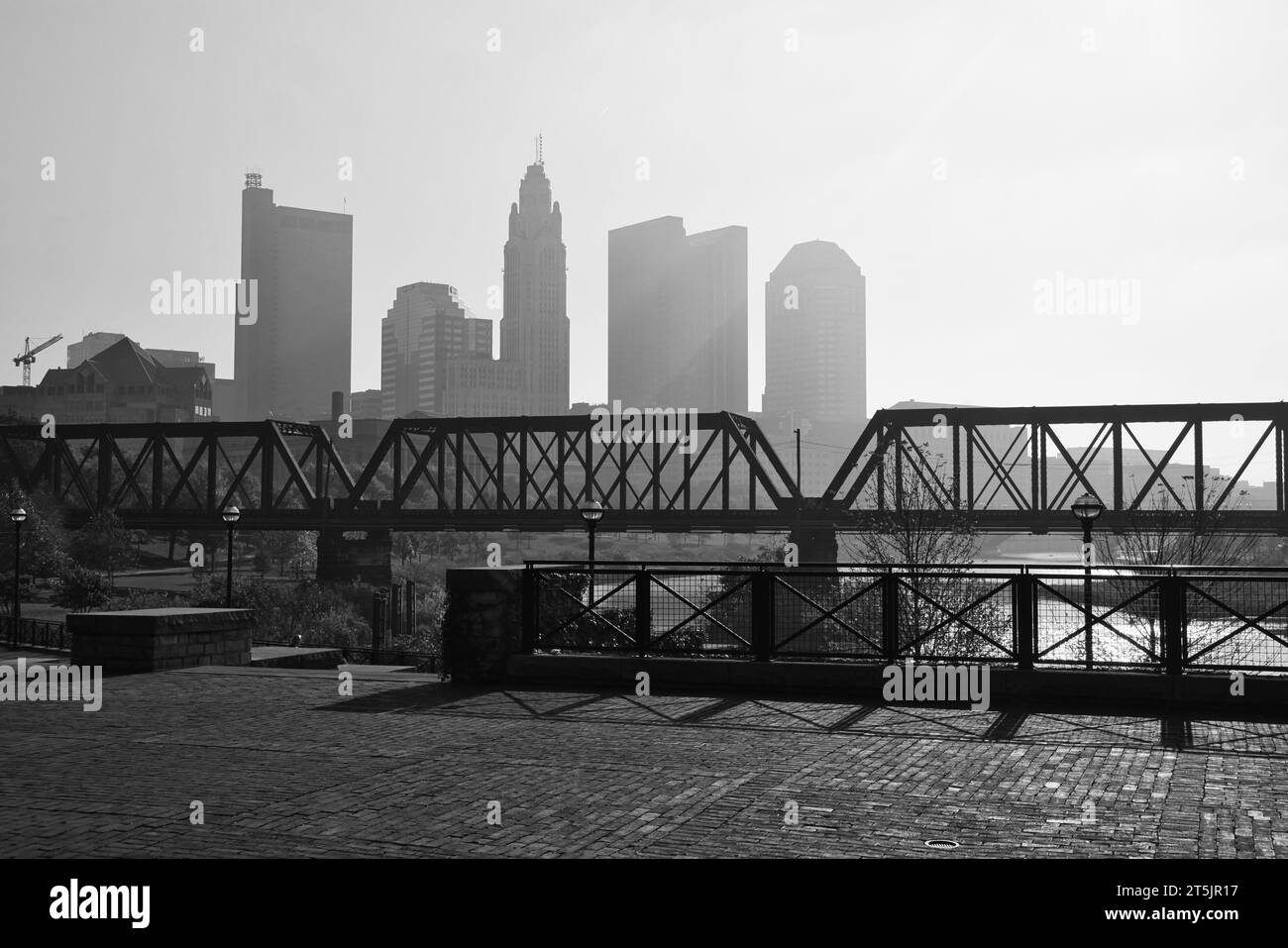 Nebeliger Morgen Scioto River Downtown Columbus Ohio Railway Bridge Stockfoto