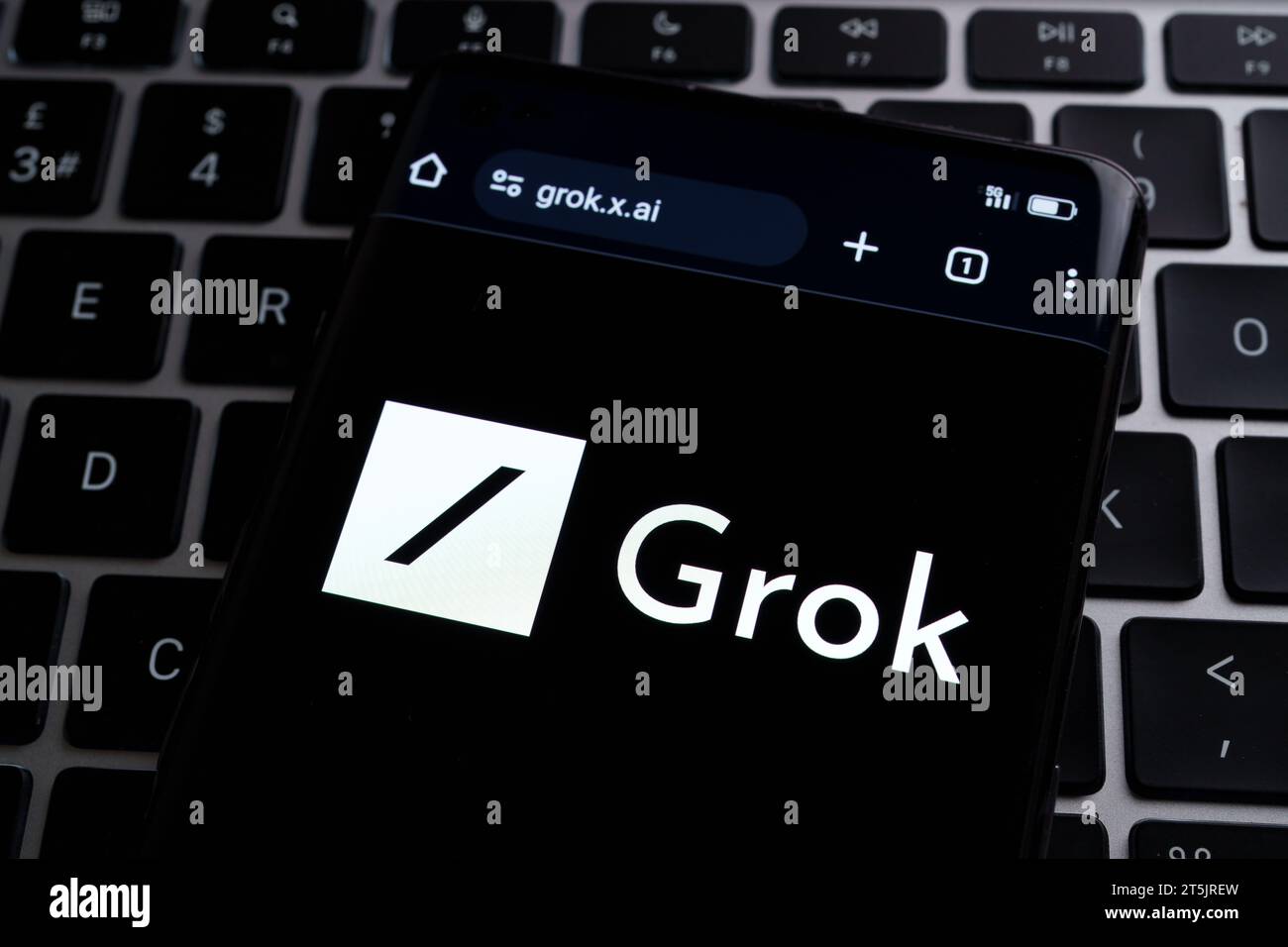 Grok AI-Website auf dem Smartphone-Bildschirm auf der Tastatur. GROK ist eine neue Chatbot-Plattform für X (ex Twitter). Stafford, Vereinigtes Königreich, 5. November, Stockfoto