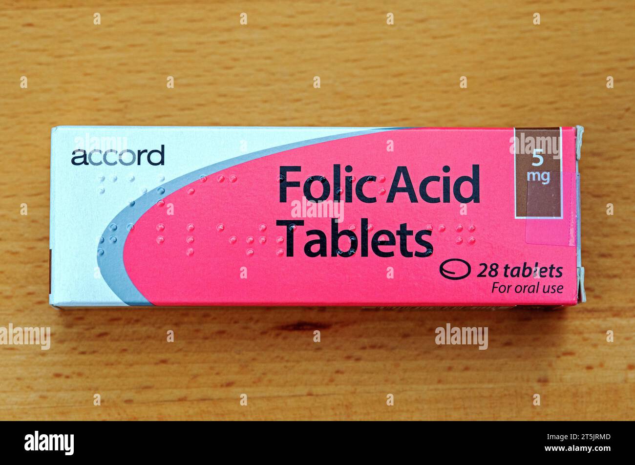 Packung Folsäuretabletten auf hölzernem Hintergrund. 5 mg Tabletten. Stockfoto