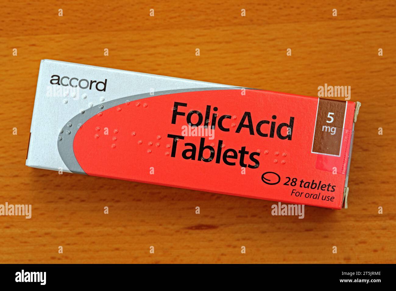 Packung Folsäuretabletten auf hölzernem Hintergrund. 5 mg Tabletten. Stockfoto