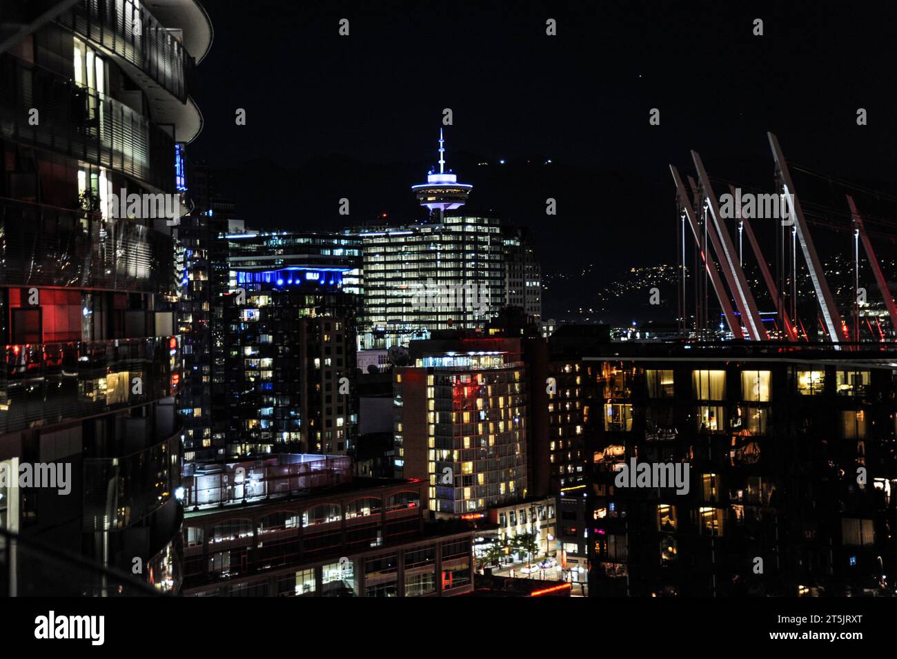 Ein atemberaubendes Bild der Skyline von Vancouver um Mitternacht, beleuchtet von einer wunderbaren Helligkeit von bunten Lichtern. Stockfoto