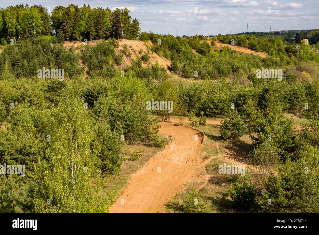 Blick auf die Motorradrennbahn auf dem Gebiet des alten Sandsteinbruchs Stockfoto