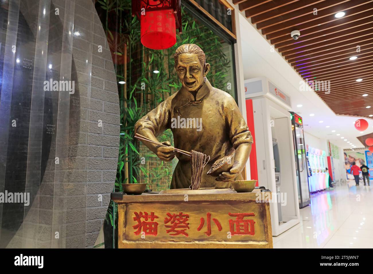 Tangshan City - 10. März 2018: Bronzeskulpturen für alte Frauen in Einkaufszentren in Tangshan City, Hebei, China Stockfoto