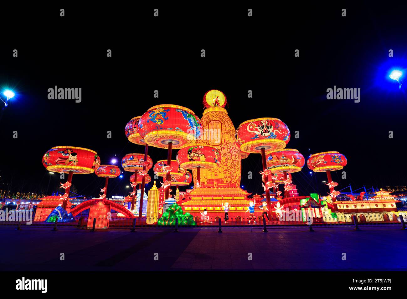 Große trommelförmige Gebäude in der Nacht Stockfoto