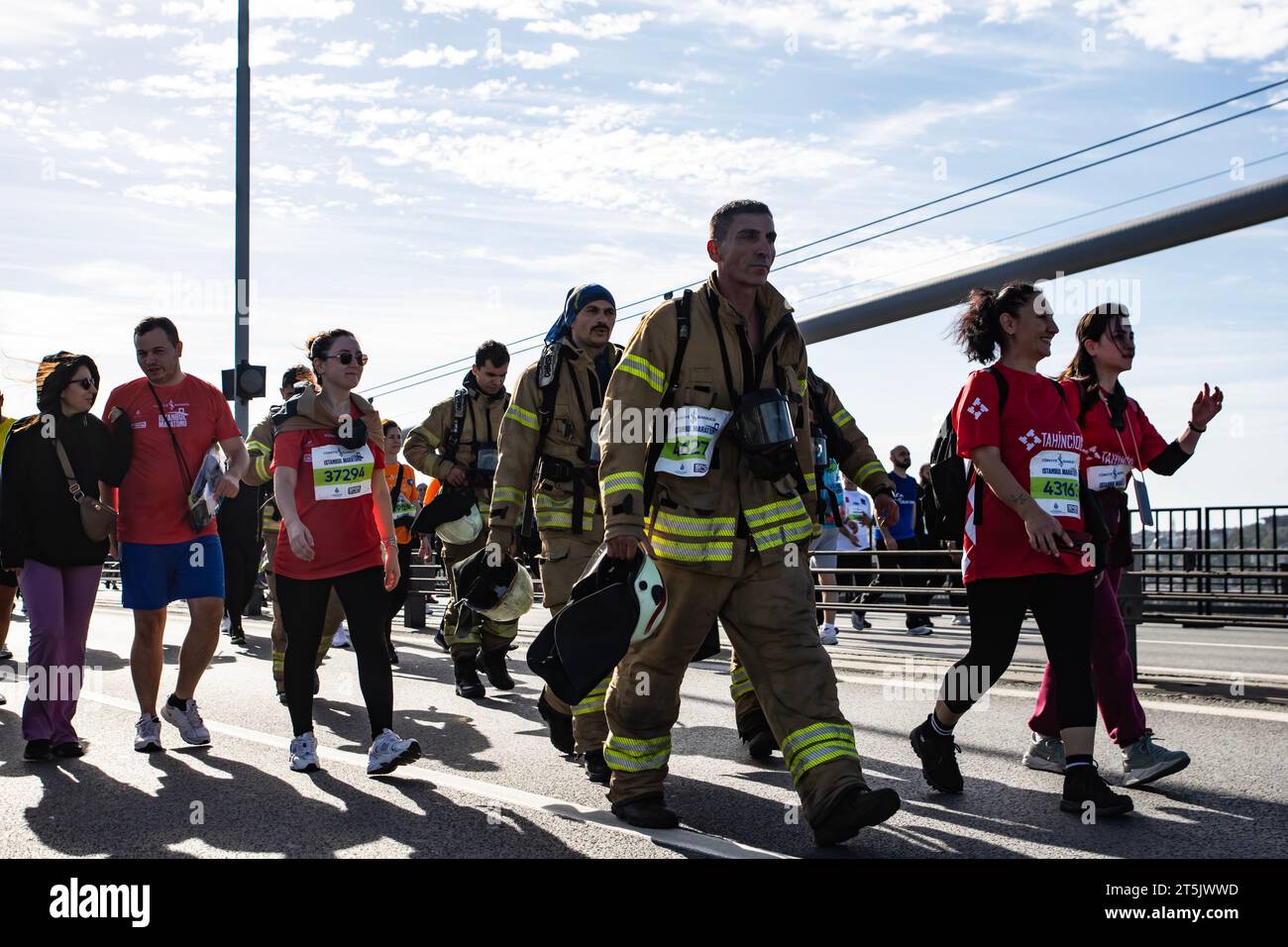 45. Istanbul Interkontinentalmarathon am november, türkische Fiemans gehen auf der Brücke Stockfoto