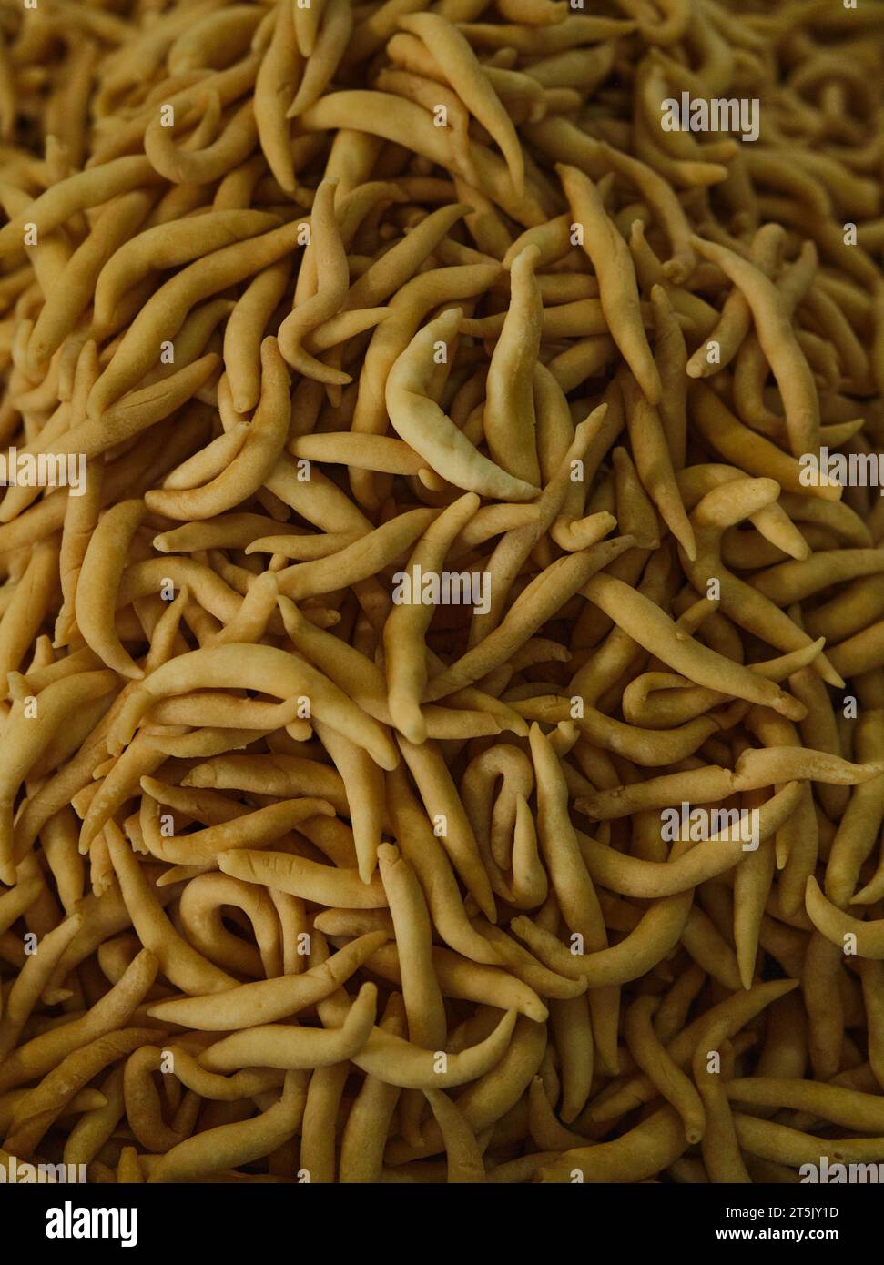 Indonesische Käsestangen-Snacks oder Pilus Keju nach dem Frittieren aus der Pfanne. Stockfoto