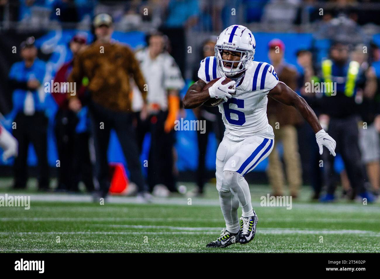 Charlotte, NC, USA. November 2023. Indianapolis Colts Wide Receiver Isaiah McKenzie (6) spielt mit dem Ball im dritten Quartal des NFL Matchups gegen die Carolina Panthers in Charlotte, NC. (Scott Kinser/Cal Sport Media). Quelle: csm/Alamy Live News Stockfoto