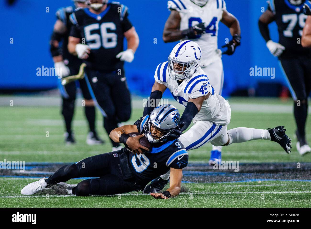 5. November 2023: Carolina Panthers Quarterback Bryce Young (9) schiebt sich vor Indianapolis Colts Linebacker E.J. Speed (45) in das NFL Matchup in Charlotte, NC. (Scott Kinser/Cal Sport Media) Stockfoto