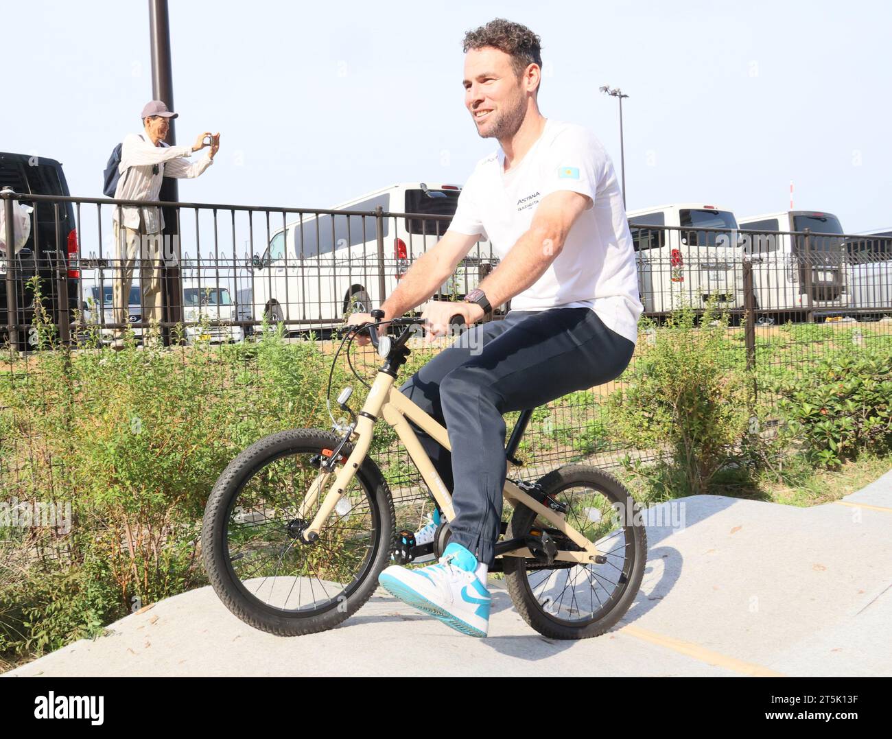 November 2023, Saitama, Japan - (L-R) der britische Radfahrer Mark Cavendish vom Astana Qazaqstan Team nimmt am Samstag, den 4. November 2023, an einem Kinderradrennen Teil, bei dem er an einem Event für das „Tour de France Saitama Criterium 2023“ in Saitama, Tokio, teilnimmt. (Foto: Yoshio Tsunoda/AFLO) Stockfoto