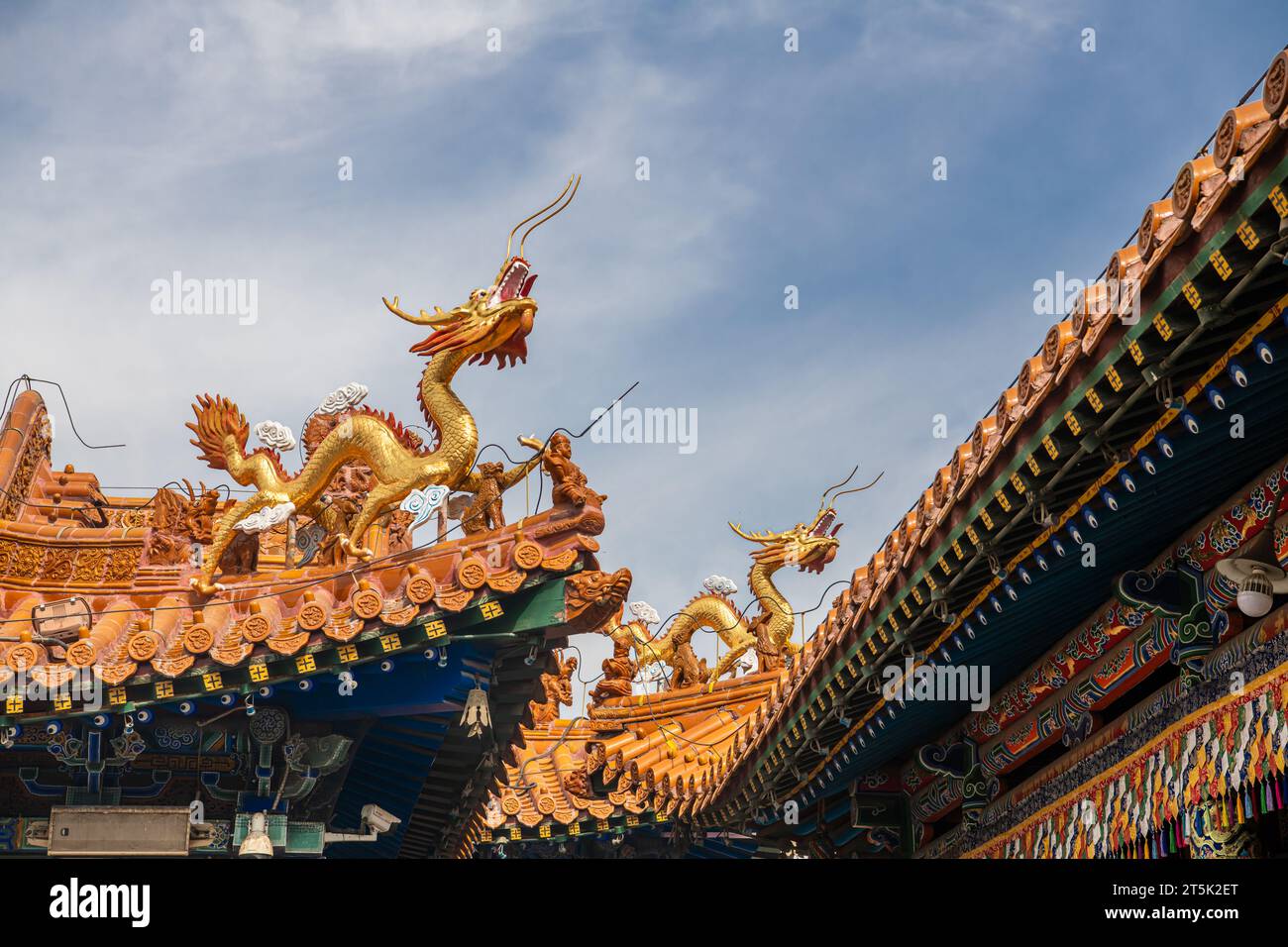 28.09.2021. HOHHOT, CHINA: Die Drachendekorationen auf dem Dach des da Zhao oder Wuliang Tempels, eines tibetisch-buddhistischen Klosters des Gelugpa-Ordens in Hohh Stockfoto