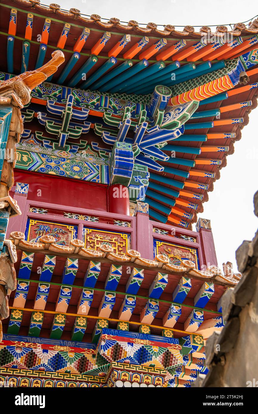 Dachdekorationen und architektonische Details im da Zhao oder Wuliang Tempel, einem tibetisch-buddhistischen Kloster des Gelugpa Ordens in Hohhot, Innere Mongolei, Stockfoto