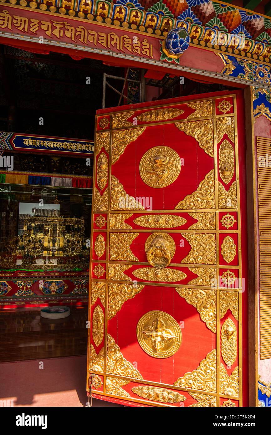 28.09.2021. HOHHOT, CHINA: Das mit Gold dekorierte Kloster im da Zhao oder Wuliang Tempel, ein tibetisch-buddhistisches Kloster des Gelugpa-Ordens in Hohhot, Inne Stockfoto