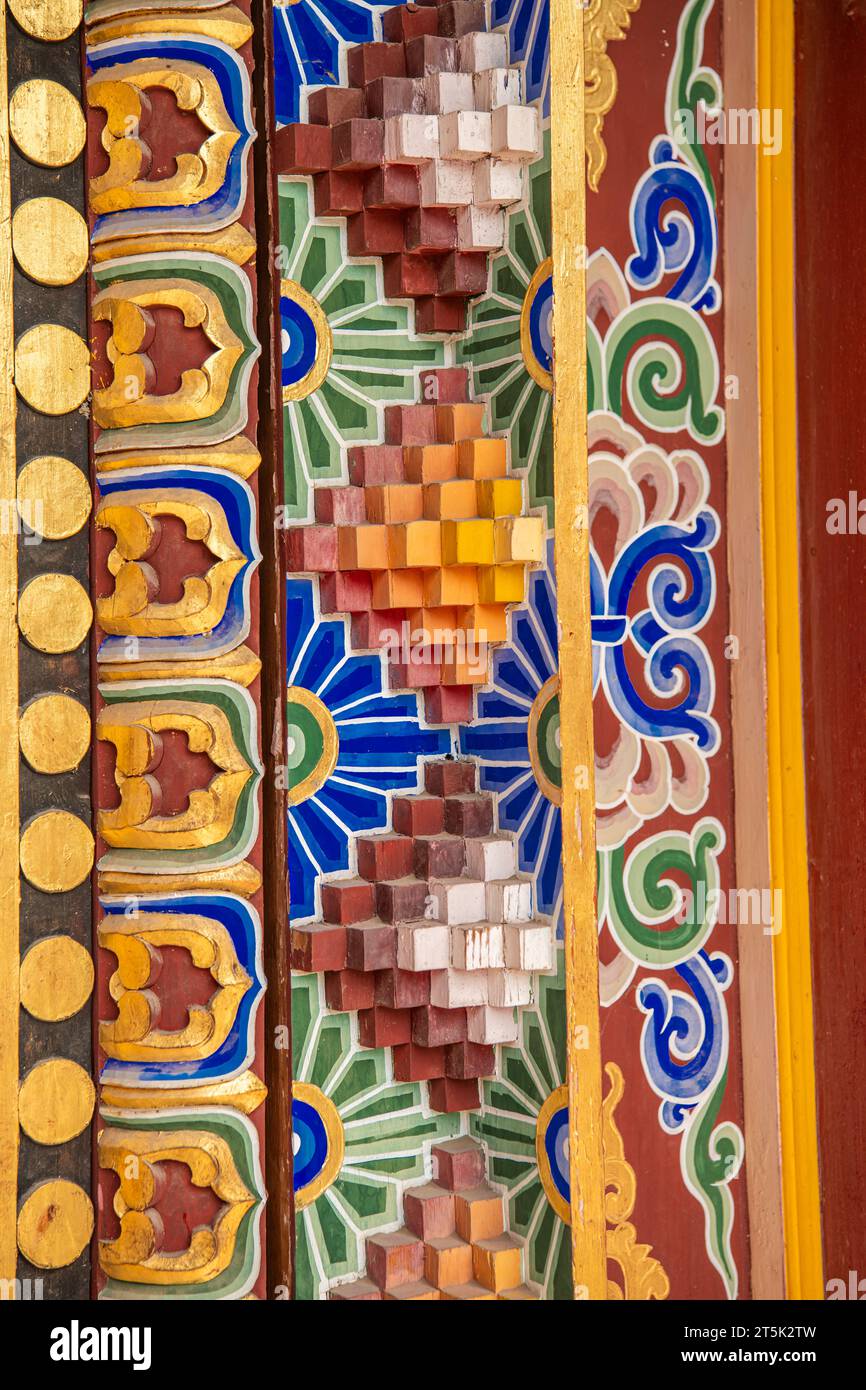 Die Wanddekoration ist im da Zhao oder Wuliang Tempel, einem tibetisch-buddhistischen Kloster des Gelugpa Ordens in Hohhot, Innere Mongolei, China, zu sehen. Stockfoto