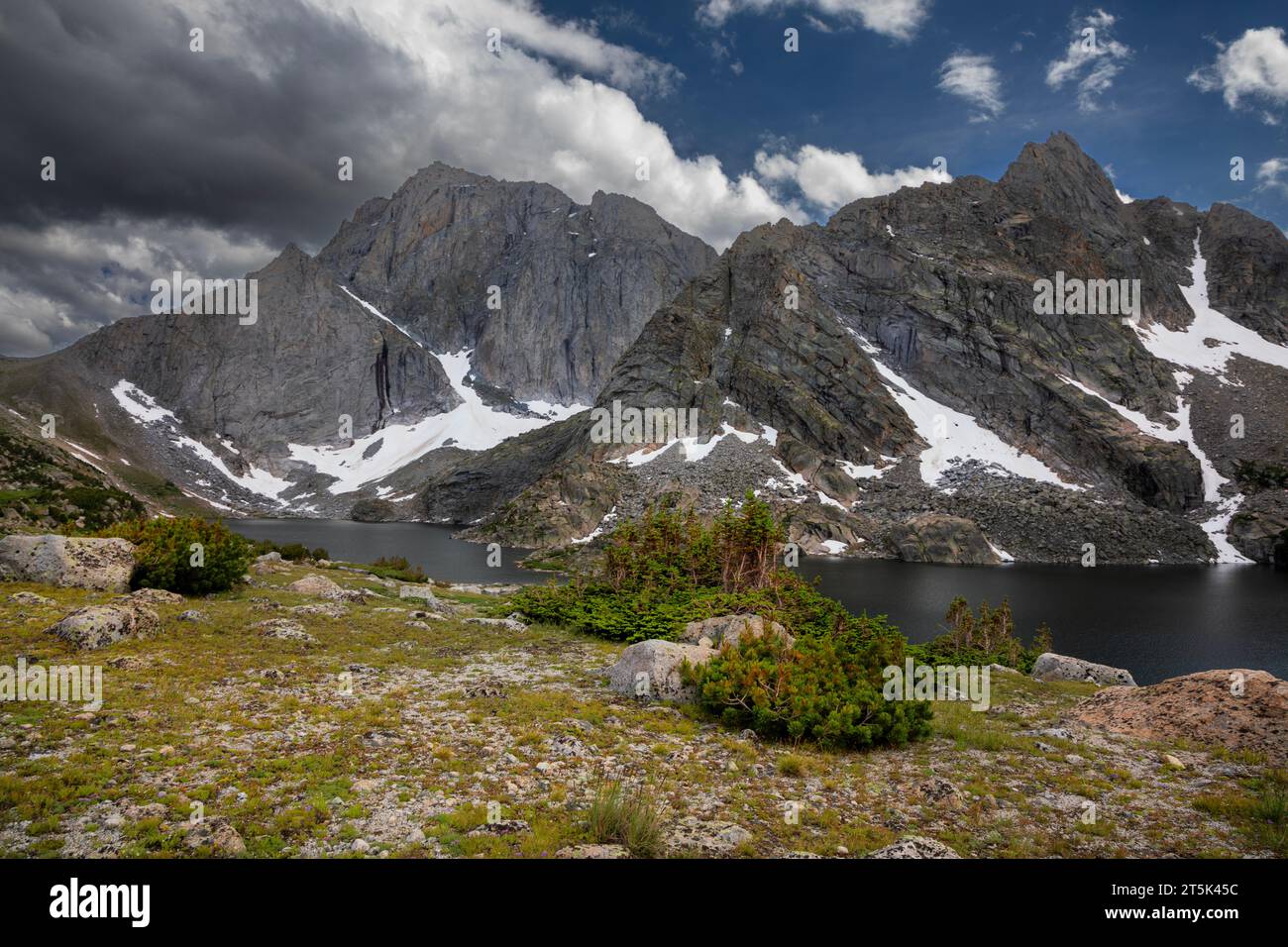 WY05623-00...WYOMING - Temple Lake unterhalb Eines Cheval Peak und Temple Peak in der Bridger Wilderness Area der Wind River Range. Stockfoto