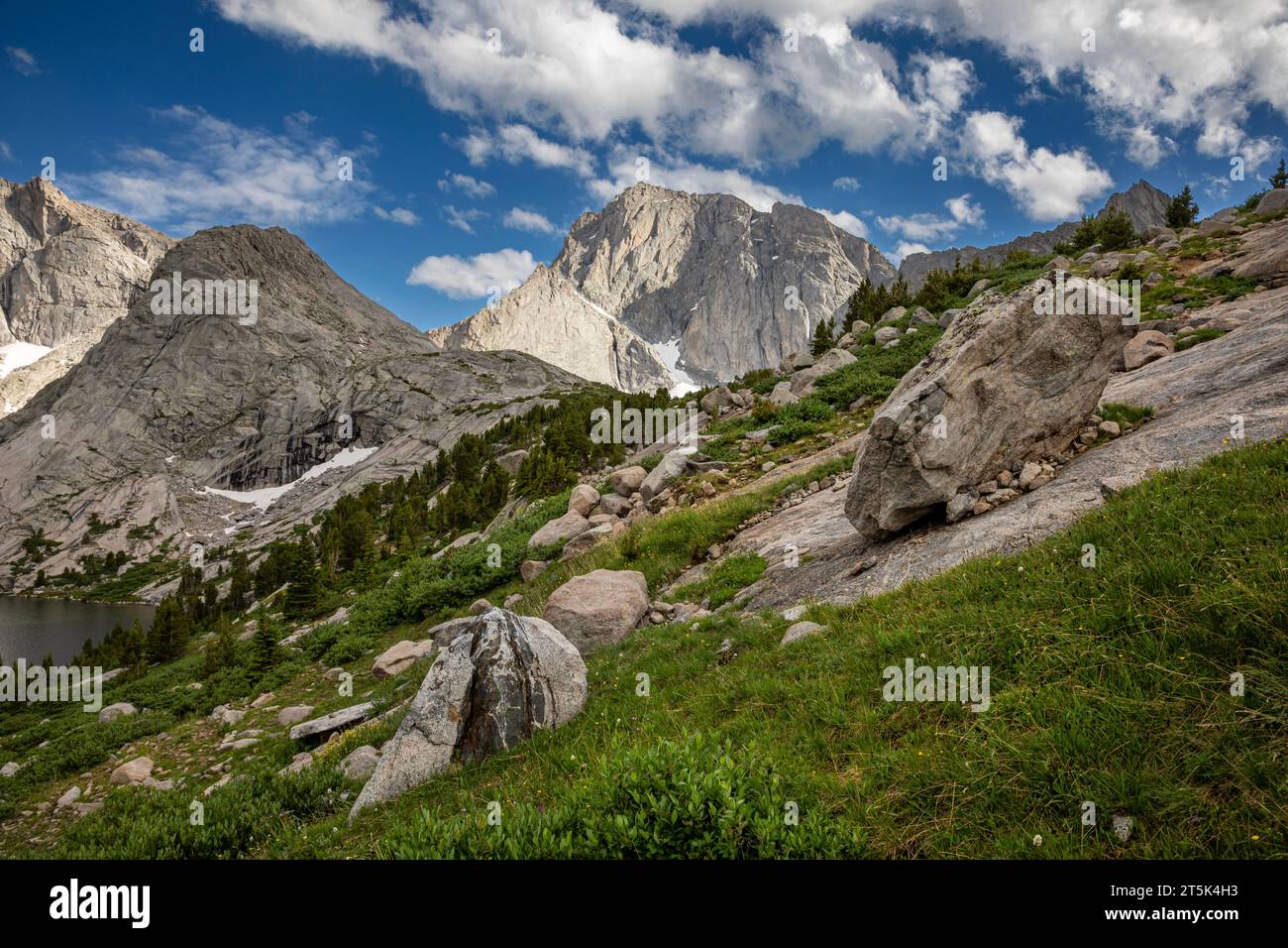 WY05632-00...WYOMING - Temple Peak vom Deep Lake in der Bridger Wilderness Area der Wind River Range. Stockfoto