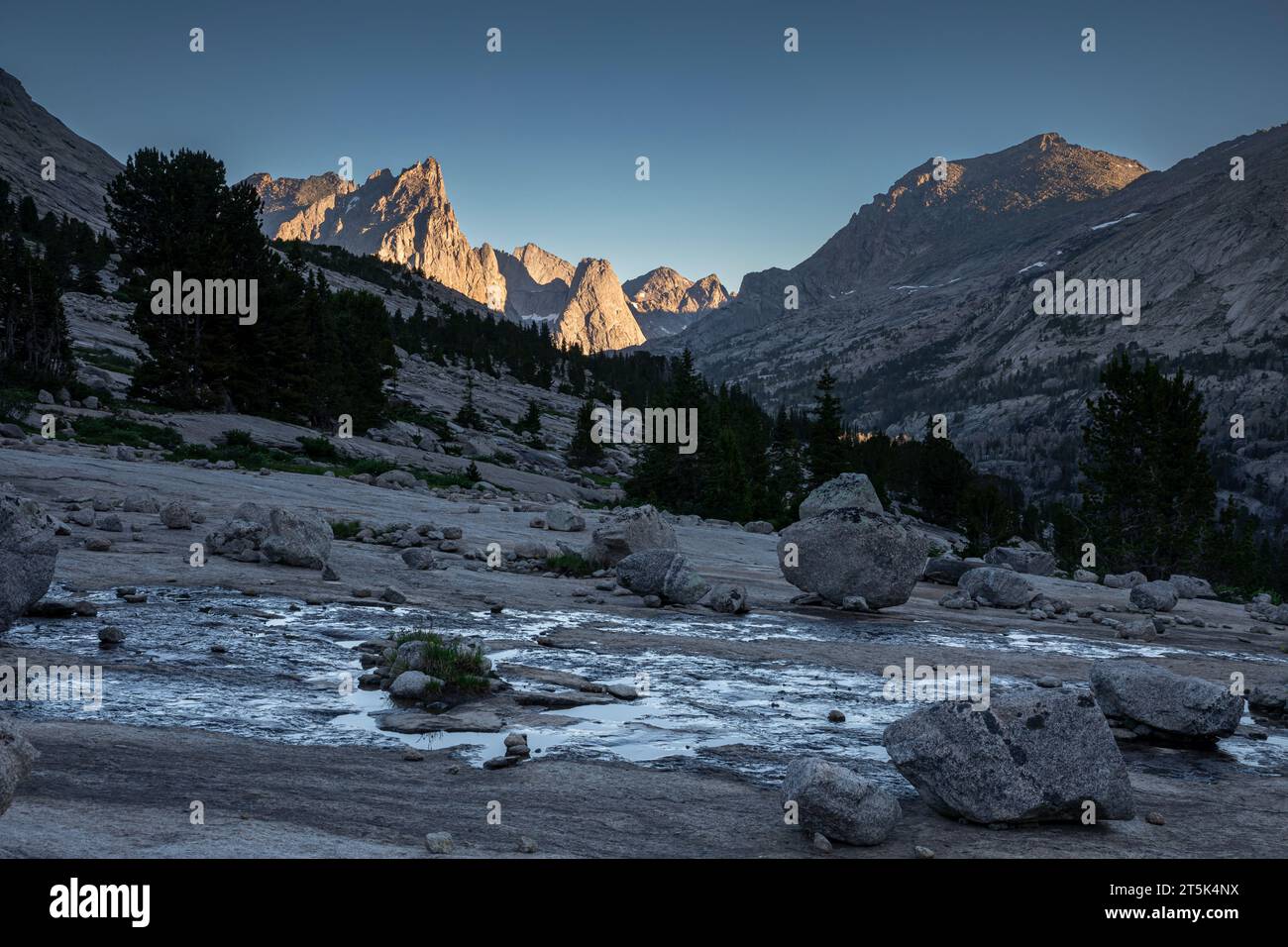 WY05641-00...WYOMING - Morgensonne auf Sundance Pinnacle und Bunion Mountain in der Bridger Wilderness Teil der Wind River Range. Stockfoto