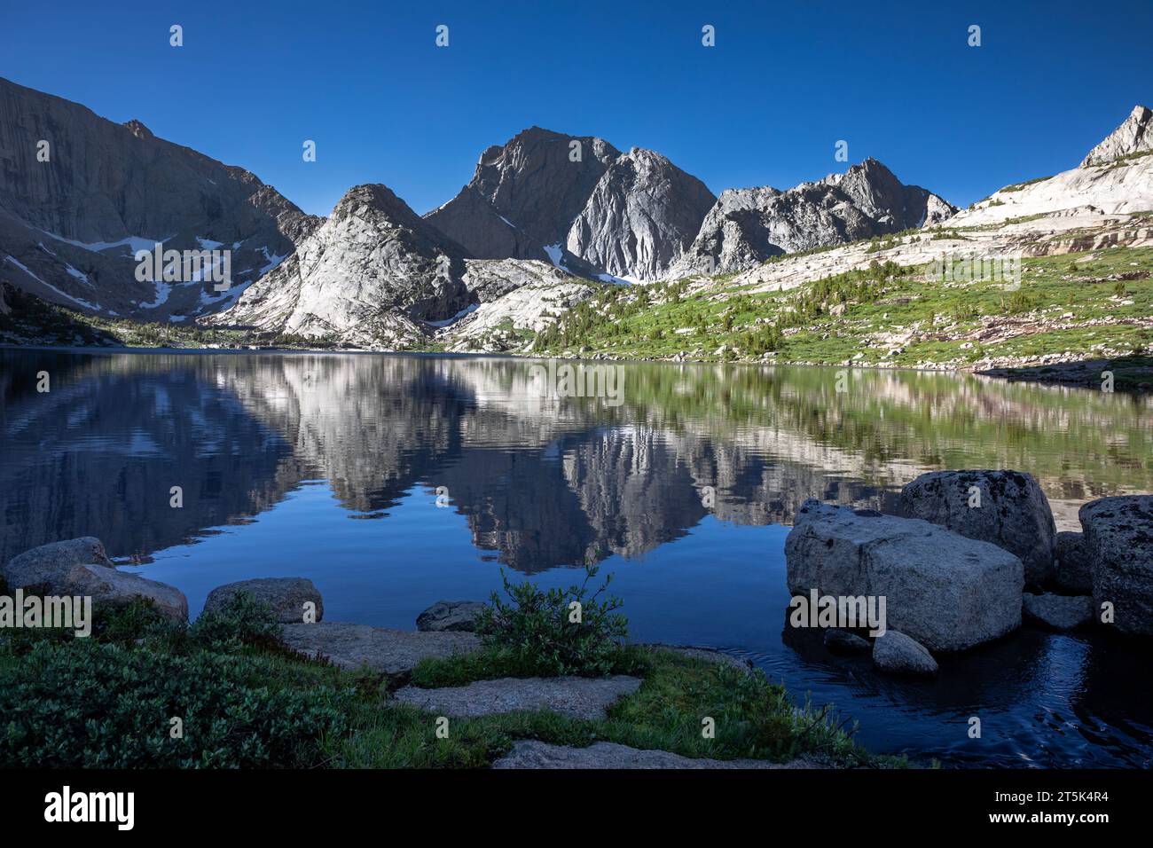 WY05644-00...WYOMING - Temple Peak spiegelt sich im stillen Wasser des Deep Lake; Bridger Wilderness Area, Wind River Range. Stockfoto