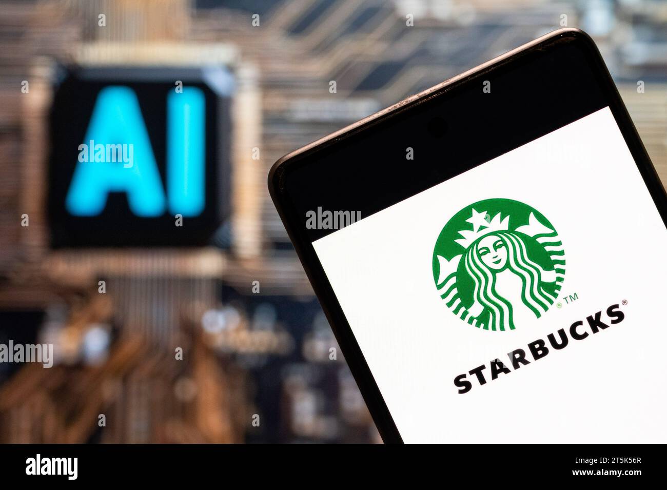 China. November 2023. In dieser Fotoabbildung wird das US-amerikanische Starbucks Coffee-Logo auf einem Smartphone mit einem Chip für künstliche Intelligenz (KI) und einem Symbol im Hintergrund dargestellt. Quelle: SOPA Images Limited/Alamy Live News Stockfoto