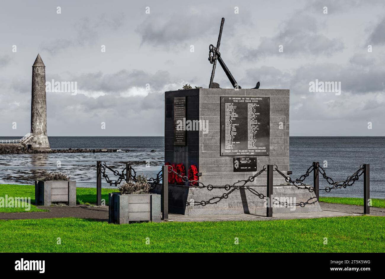 Chaine Tower Lighthouse & Princess Victoria Memorial, Larne Harbour, County Antrim, Nordirland, Großbritannien Stockfoto