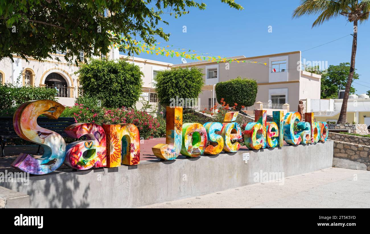 Der Name der Stadt San Jose Del Cabo wird in farbenfrohen, großen Buchstaben dargestellt. Stockfoto