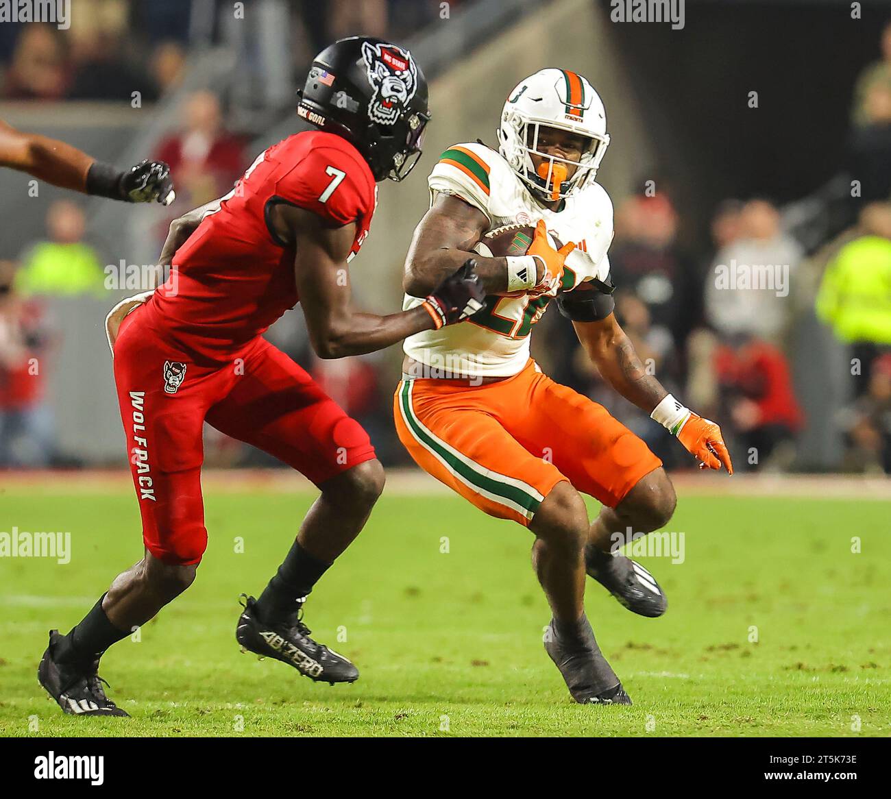 4. November 2023: Mark Fletcher Jr. (22), der an der University of Miami anfing, versucht, den Angriff des NC State Junior Shyheim Battle (7) zu vermeiden. NCAA-Fußballspiel zwischen der University of Miami und der NC State University im Carter Finley Stadium, Raleigh, North Carolina. David Beach/CSM Stockfoto