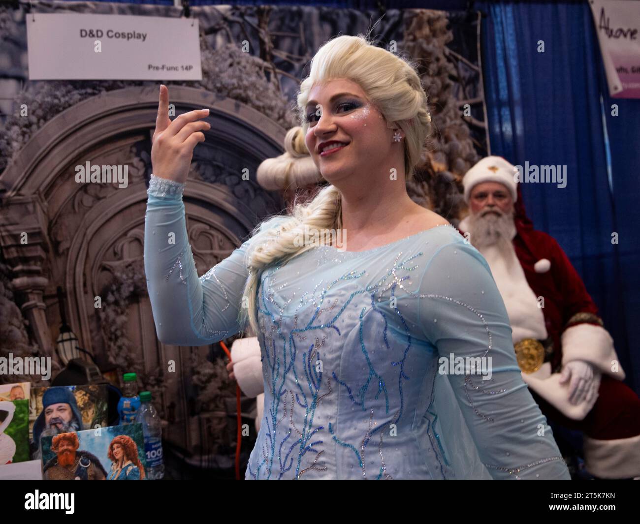 Providence, RI. Cosplayer spielen ihre beste Pose auf der RI Comic Con. November 2023. Veronica Bruno / Alamy Live News Stockfoto