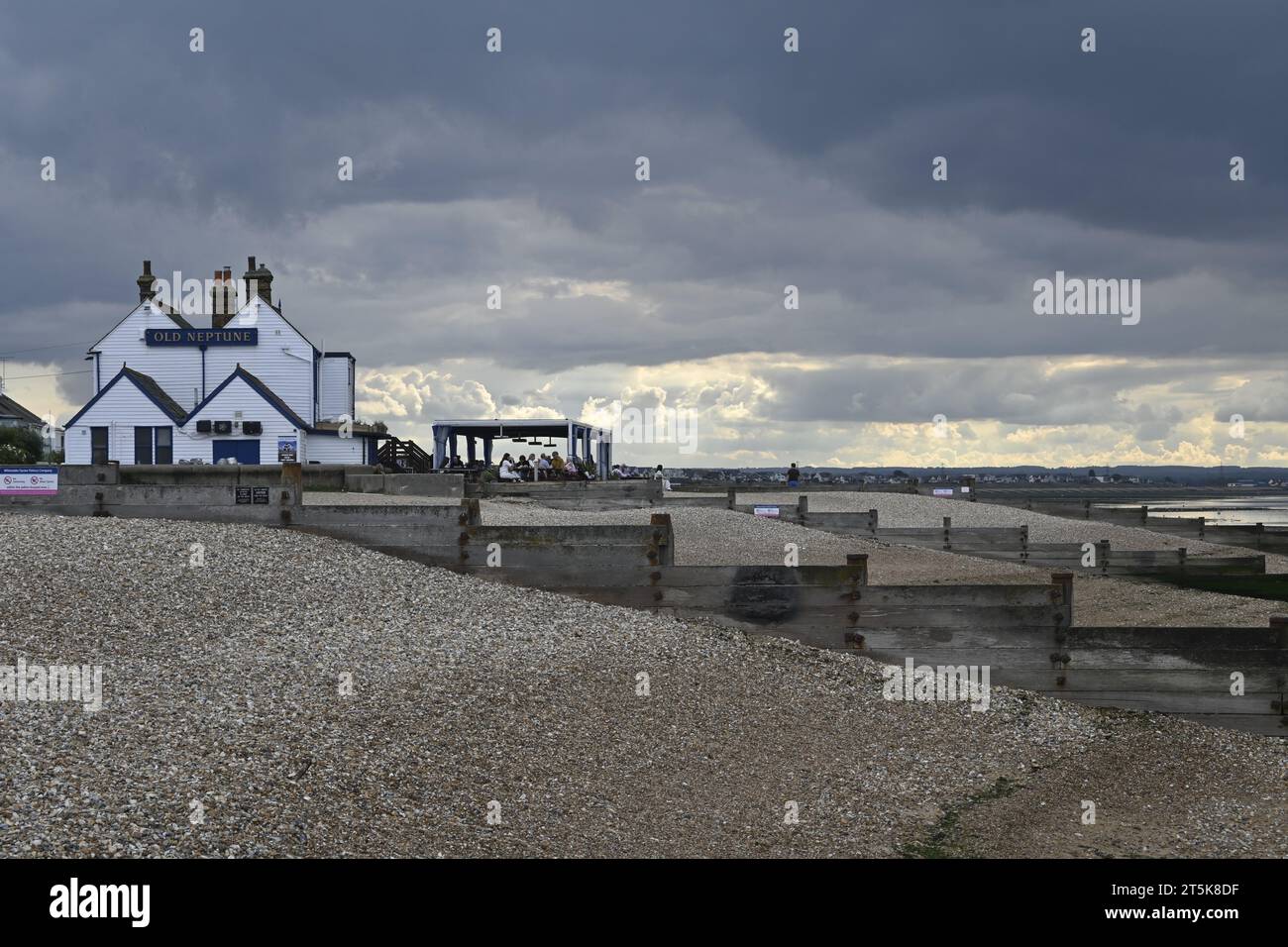 Blick auf den Old Neptune Pub am Whitstable Beach Stockfoto