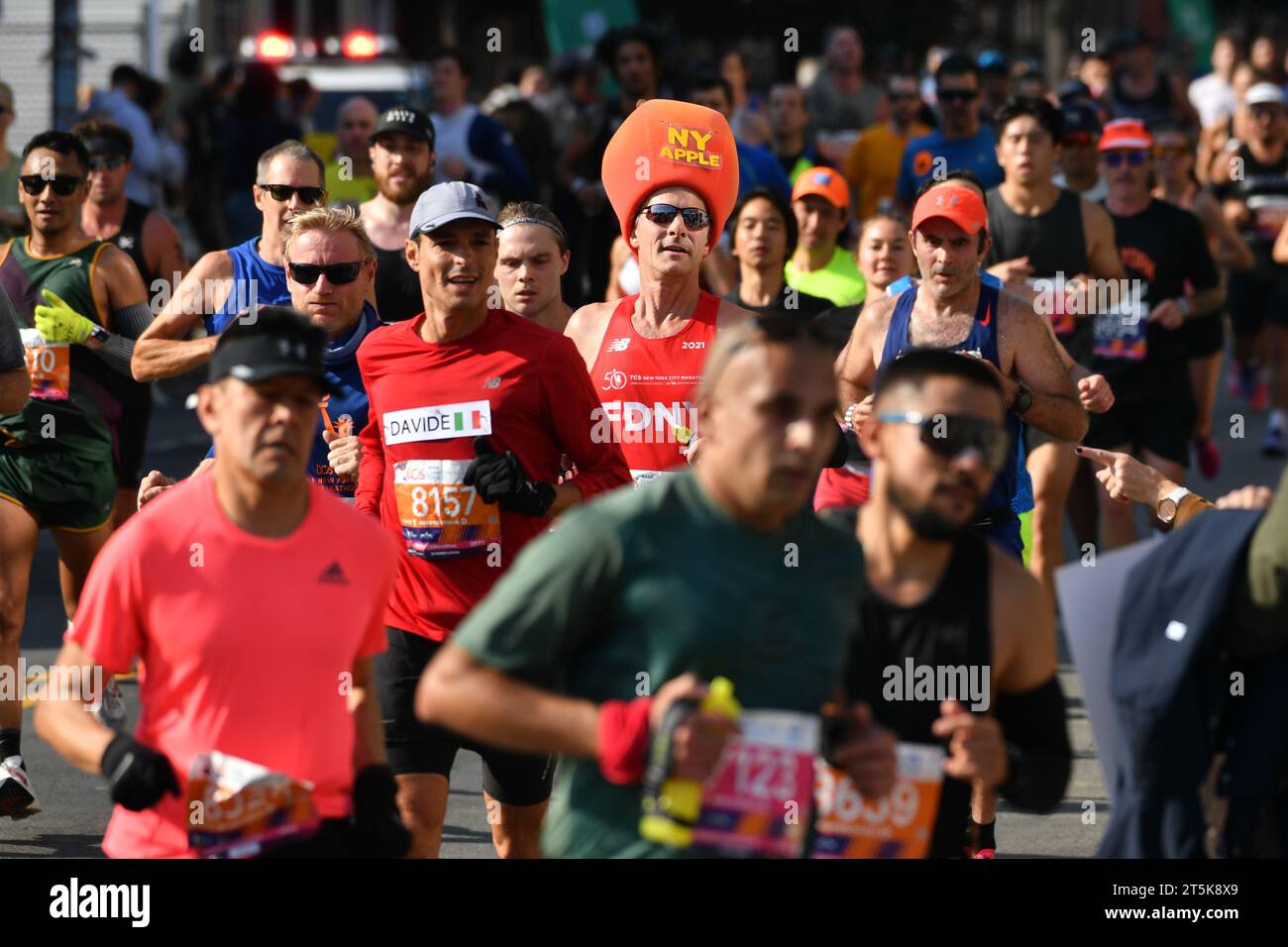Die Läufer nehmen am TCS New York City Marathon am 5. November 2023 in New York City Teil. Stockfoto