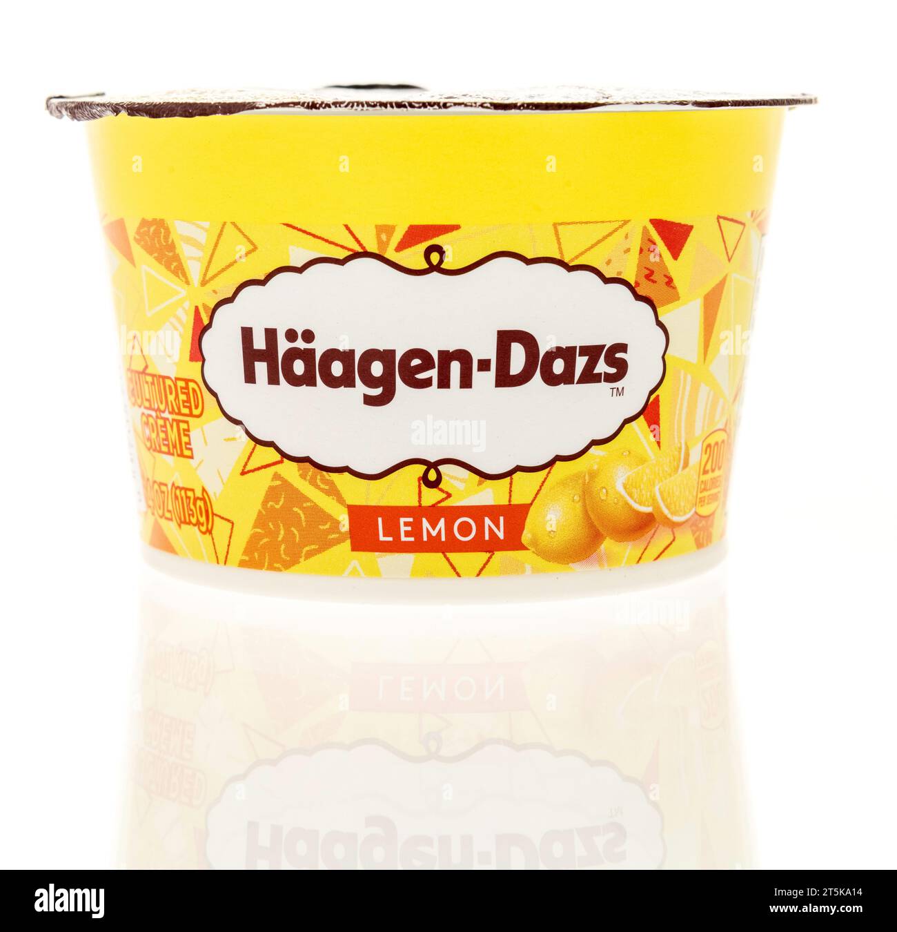 Winneconne, WI - 5. Oktober 2023: Ein Paket Haagen Dazs Joghurt in Zitronengeschmack auf einem isolierten Hintergrund Stockfoto