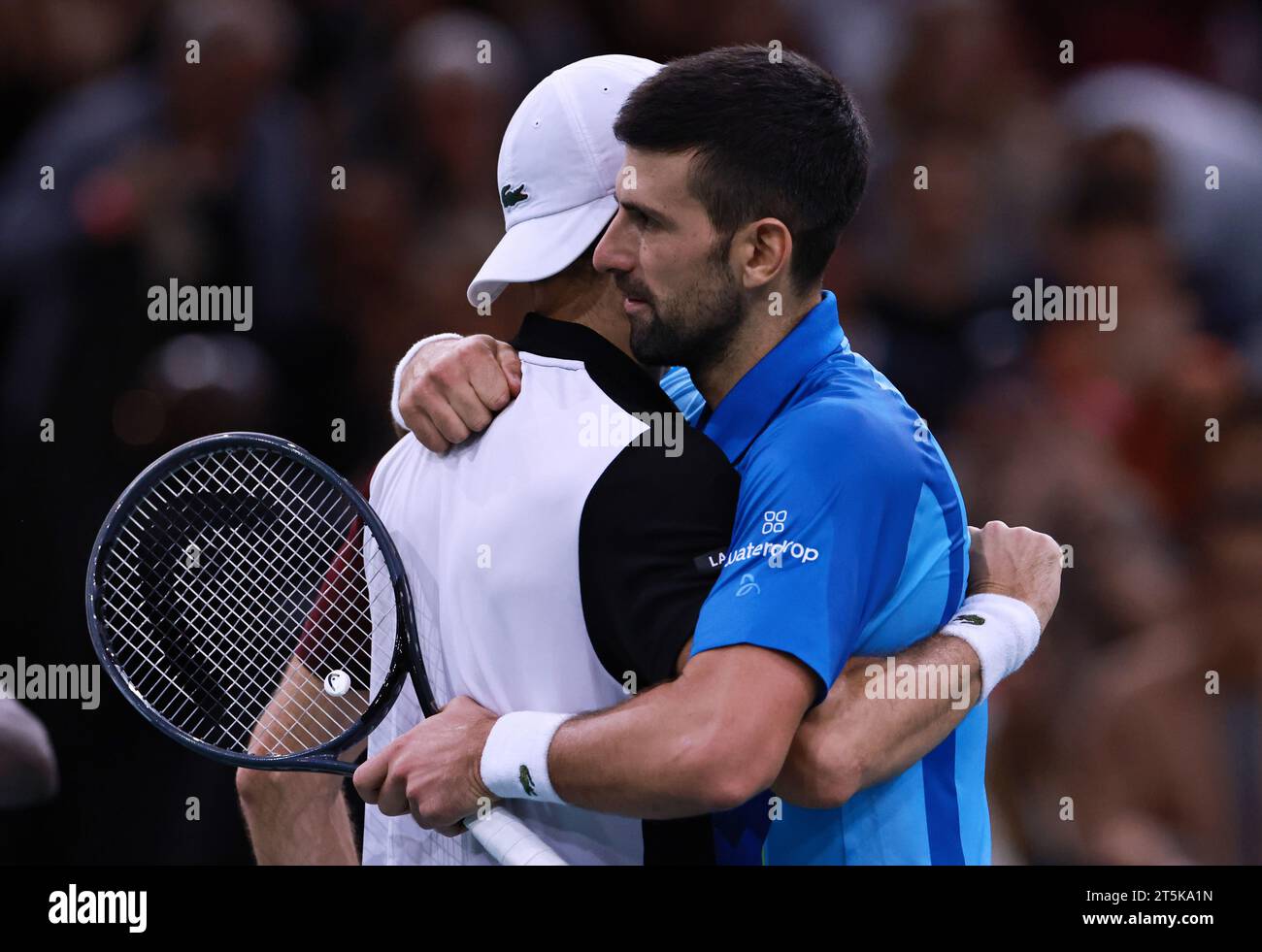 Paris, Frankreich. November 2023. Novak Djokovic (R) aus Serbien umarmt Grigor Dimitrov aus Bulgarien nach dem Finale der Männer beim Tennis-Turnier Paris ATP Masters 1000 in Paris, Frankreich, 5. November 2023. Quelle: Gao Jing/Xinhua/Alamy Live News Stockfoto