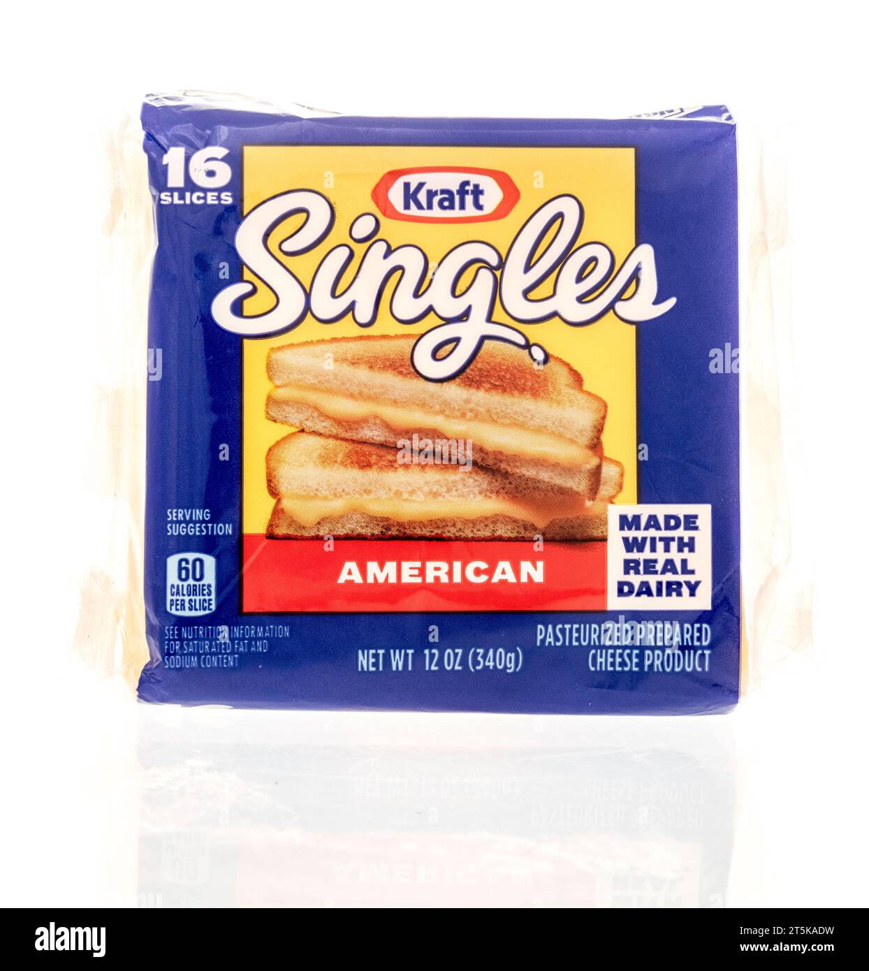 Winneconne, WI - 8. Oktober 2023: Ein Paket von Kraft Single amerikanische Käsescheiben auf einem isolierten Hintergrund Stockfoto