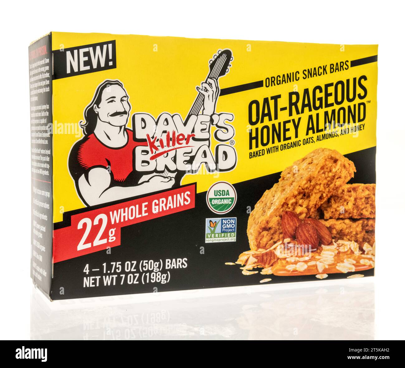 Winneconne, WI - 8. Oktober 2023: Ein Paket von Daves Killer Bread Hafer Honig Mandel Bio Snack Bars auf einem isolierten Hintergrund Stockfoto