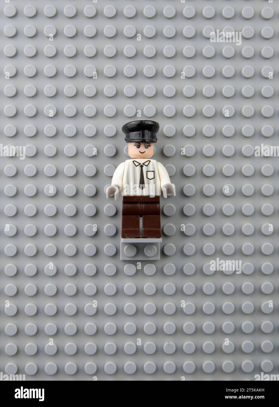 Nova Bana, Slowakei - 5. November 2023 : Polizist Lego Minifigur an der Wand. LEGO® Minifigur auf Lego Grundplatte. Details. Nahaufnahme. Stockfoto