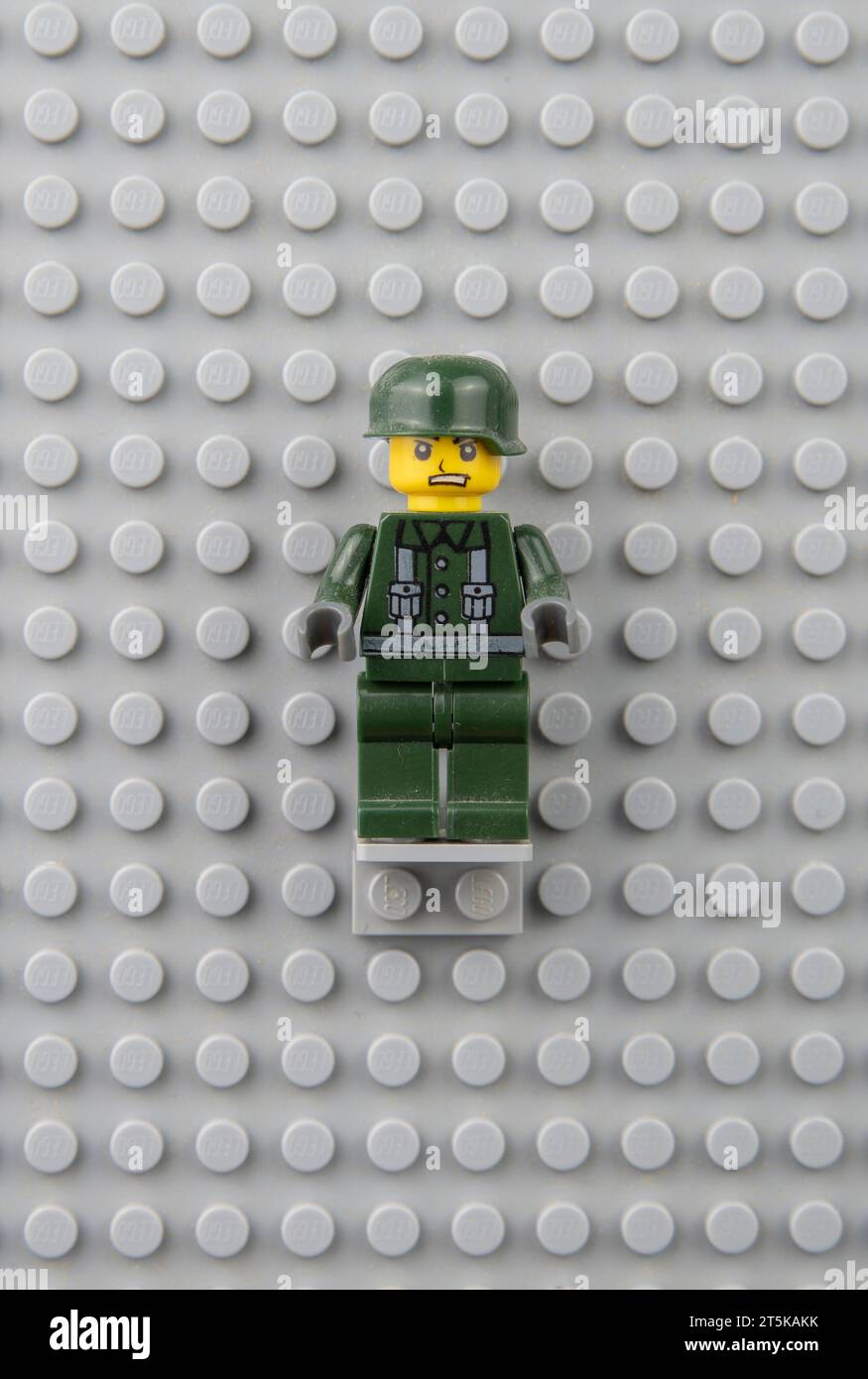 Nova Bana, Slowakei - 5. November 2023: Soldier Lego Minifigur an der Wand. LEGO® Minifigur auf Lego Grundplatte. Details. Nahaufnahme. Stockfoto