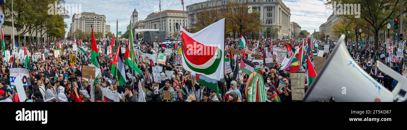 PANORAMAFOTO einer propalästinensischen Kundgebung zur Förderung des Waffenstillstands zwischen Israel und Palästina. Freedom Plaza. Washington D.C. USA. November 2023 Stockfoto