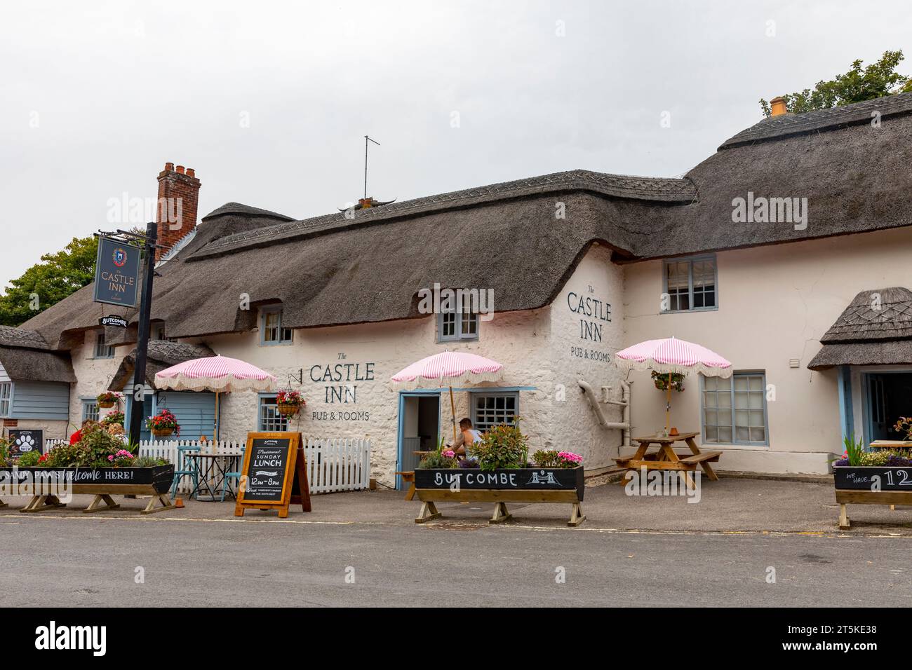 English Pub, The Castle Inn Public House Restaurant und Zimmer in West Lulworth in der Nähe von Lulworth Cove, Dorset, England, Großbritannien Stockfoto