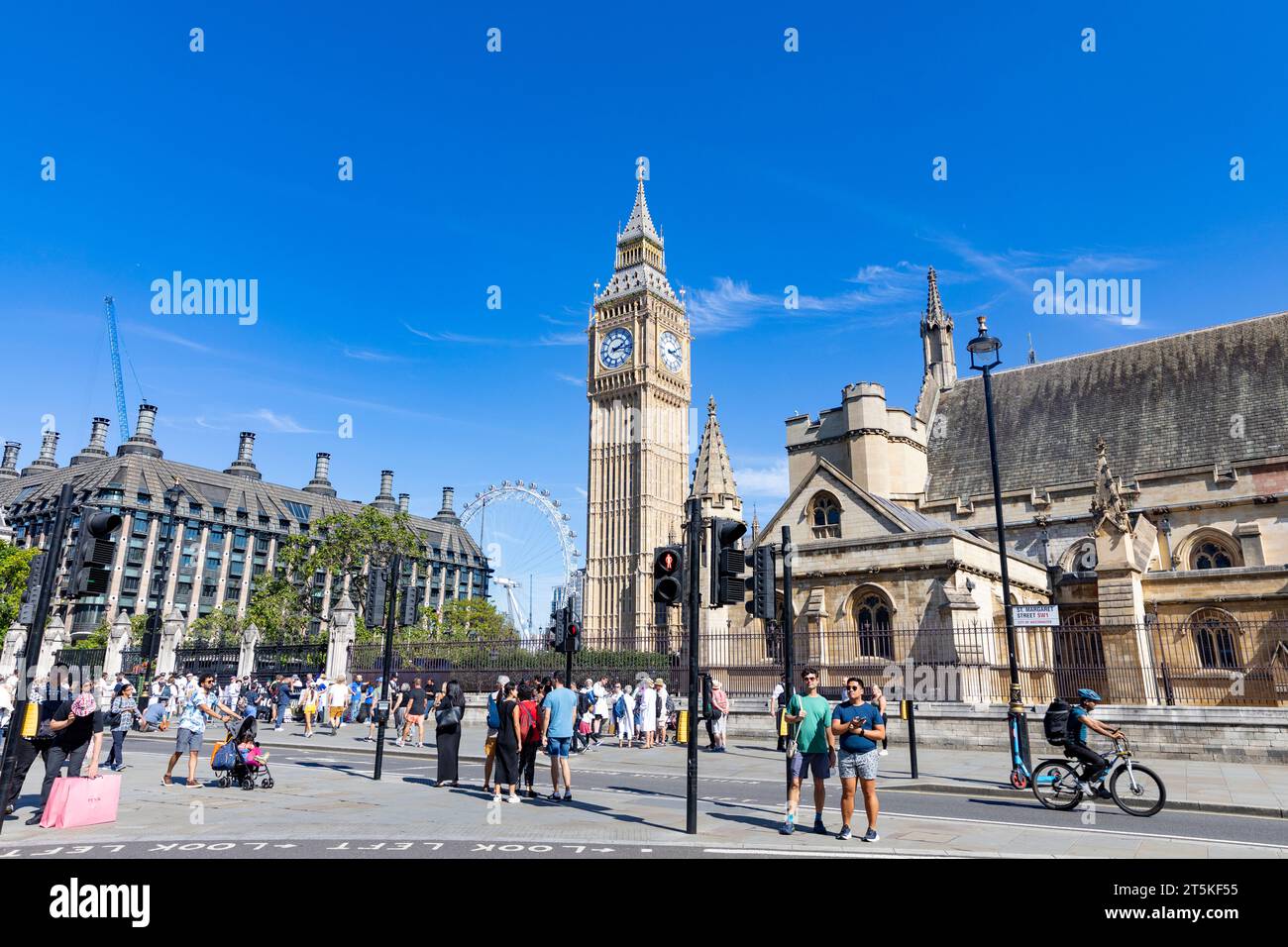 London Wahrzeichen England, Westminster und Houses of Parliament, Big Ben Uhr und London Wheel Eye, blauer Himmel Herbst, England, UK, 2023 Stockfoto