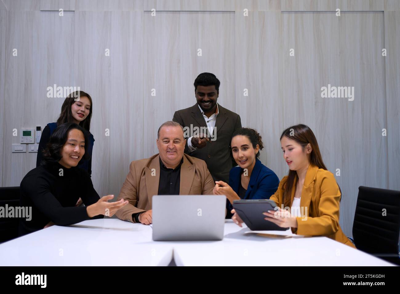 Mitarbeiter treffen sich im Büro. Angestellte und Teamwork-Konzept. Stockfoto