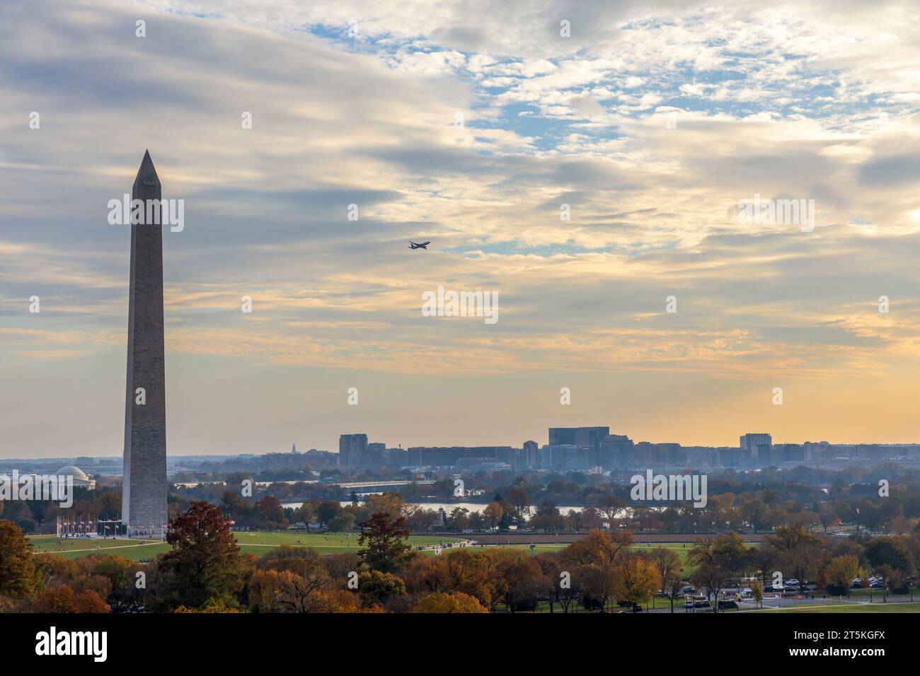 Washington DC aus der Vogelperspektive mit National Mall und Monument bei Sonnenuntergang im Herbst Stockfoto